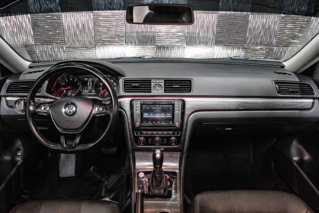 2017 Volkswagen Passat 1.8t Se Sedan 4d - Image 17