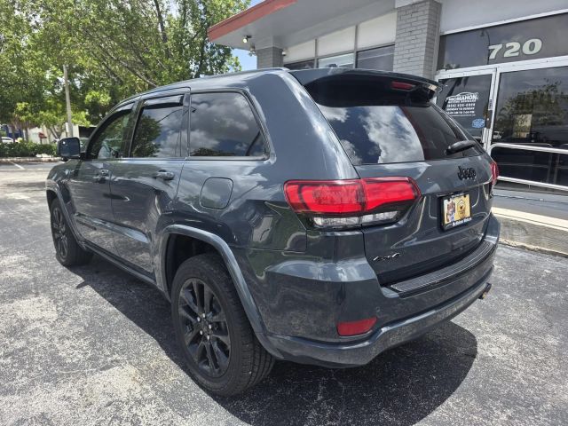 2017 Jeep Grand Cherokee - Image 5