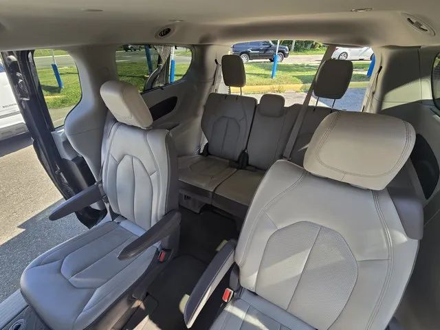 2017 Chrysler Pacifica - Image 8