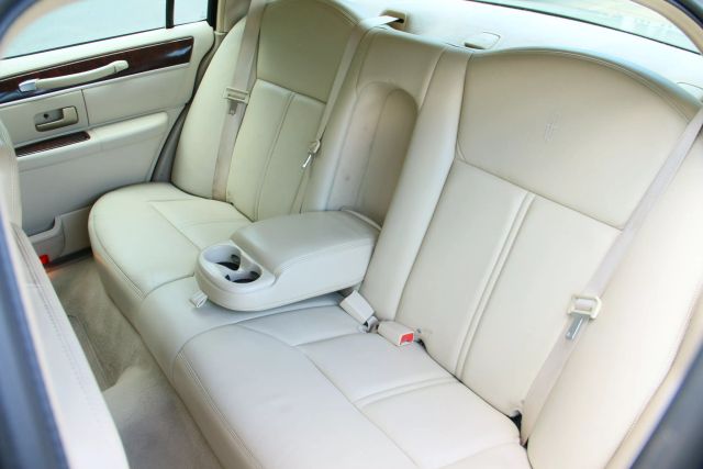 2006 Lincoln Town Car - Image 15