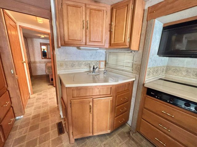 2005 Winnebago Voyage Series - Image 28