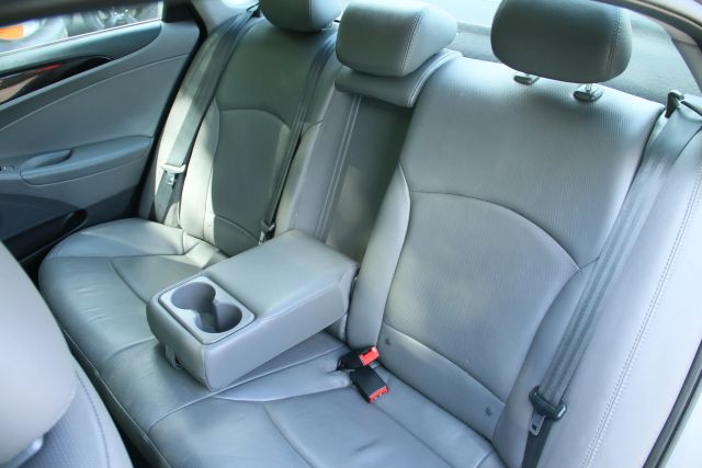 2013 Hyundai Sonata - Image 24