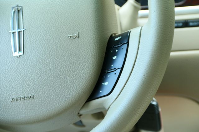 2006 Lincoln Town Car - Image 21