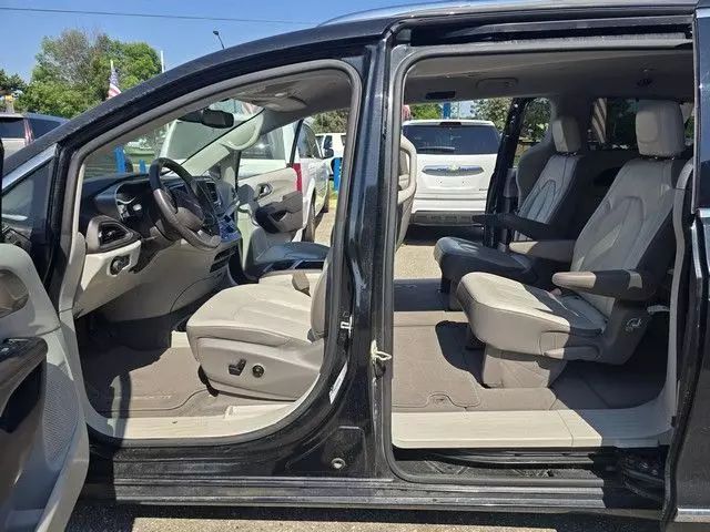 2017 Chrysler Pacifica - Image 9