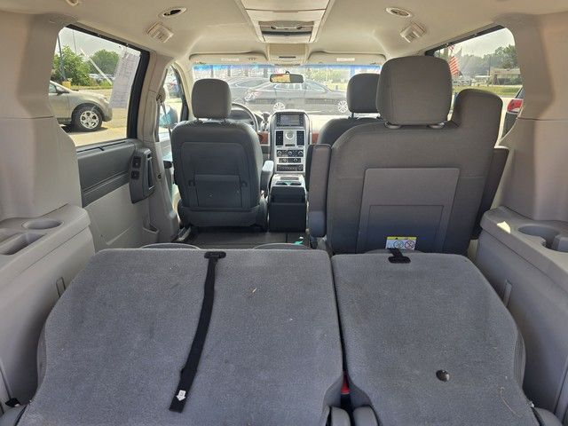 2008 Chrysler Town & Country - Image 16