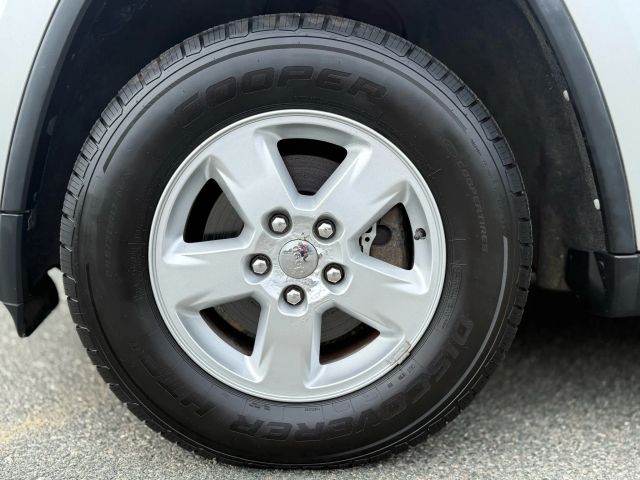 2012 Jeep Grand Cherokee Laredo Sport Utility 4d - Image 21