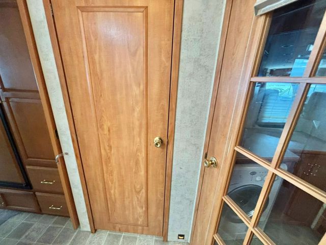 2005 Winnebago Voyage Series - Image 18