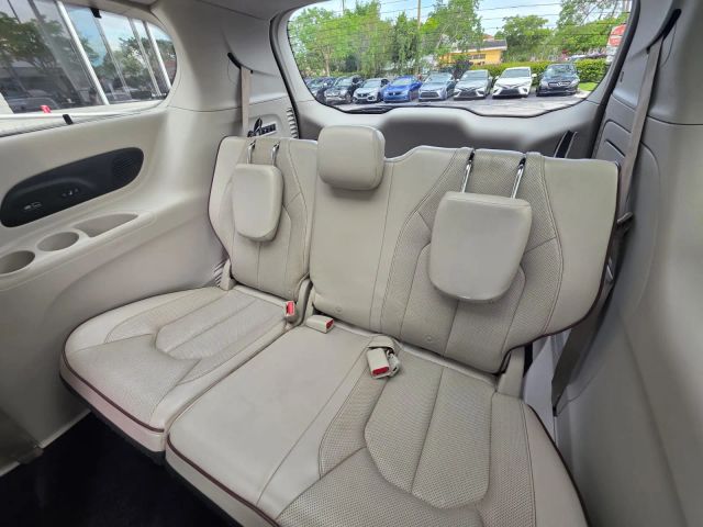 2017 Chrysler Pacifica - Image 16