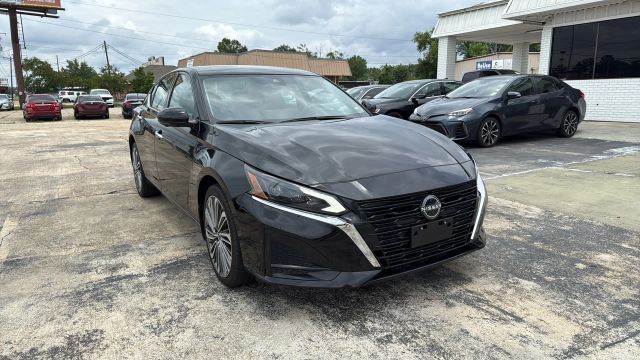 2023 Nissan Altima - Image 13