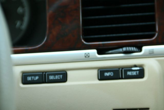 2006 Lincoln Town Car - Image 24