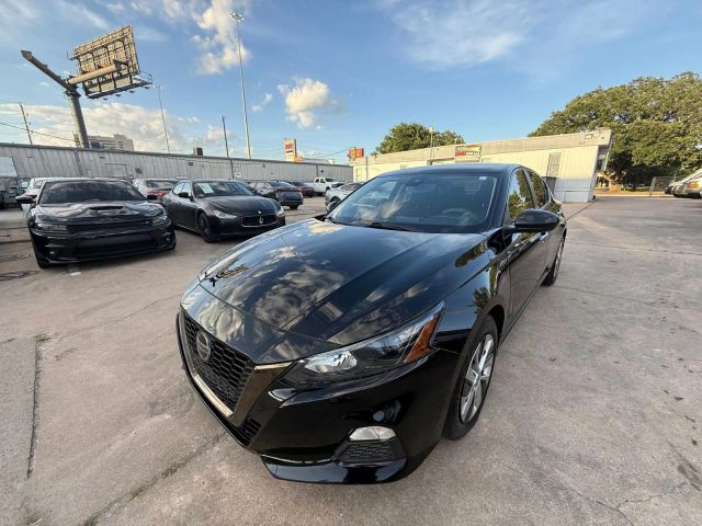 2022 Nissan Altima - Image 2