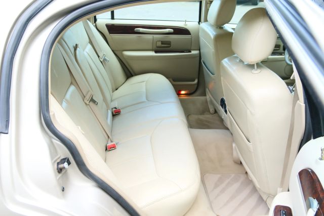 2006 Lincoln Town Car - Image 16