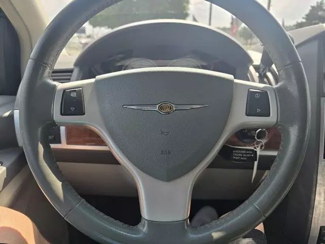 2008 Chrysler Town & Country - Image 9
