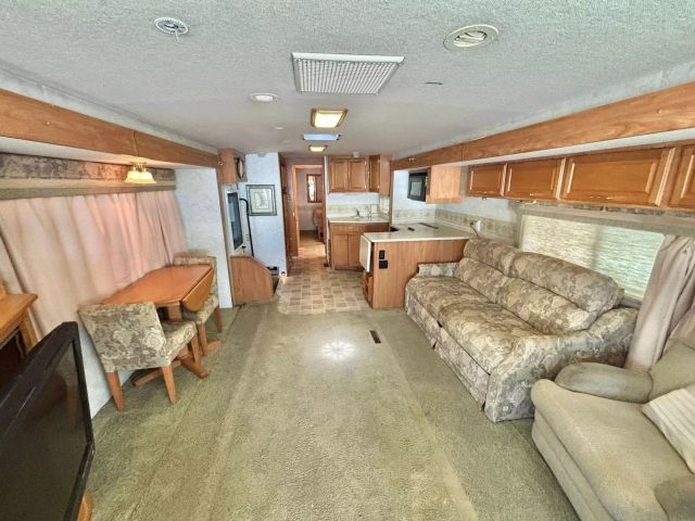 2005 Winnebago Voyage Series - Image 35