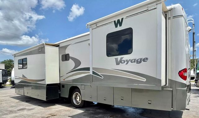 2005 Winnebago Voyage Series - Image 23