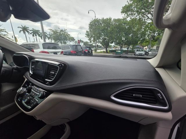 2017 Chrysler Pacifica - Image 17
