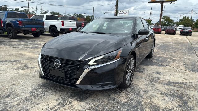 2023 Nissan Altima - Image 7
