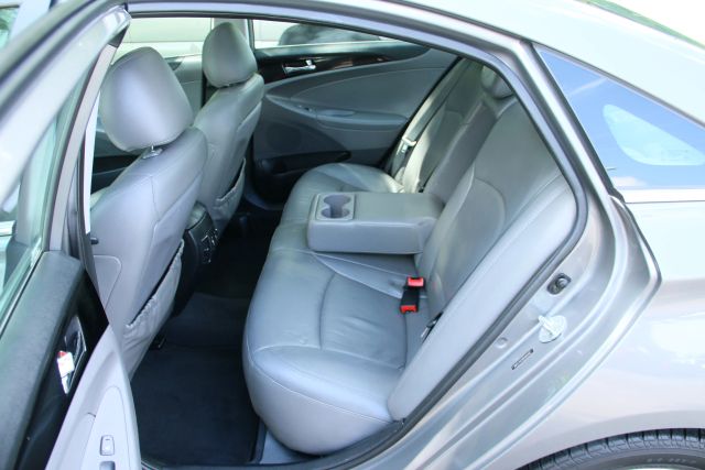 2013 Hyundai Sonata - Image 22