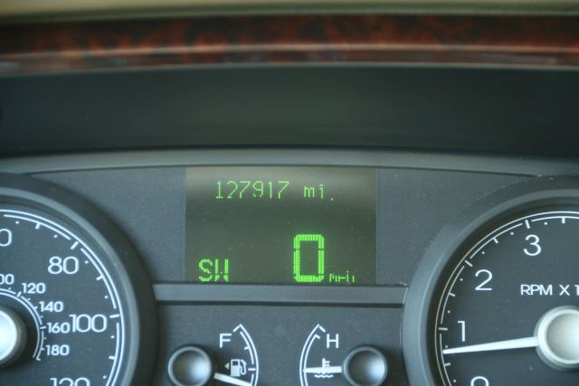 2006 Lincoln Town Car - Image 23