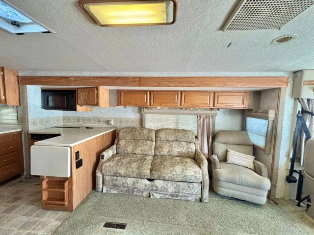 2005 Winnebago Voyage Series - Image 38