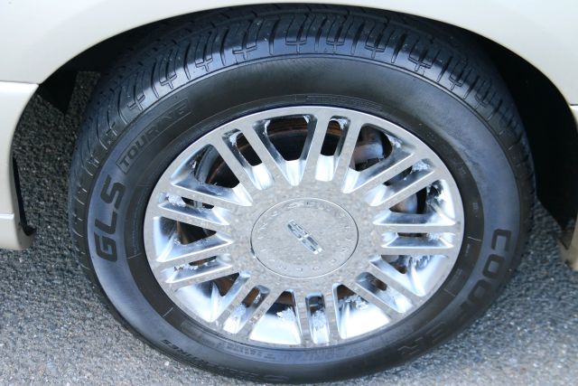 2006 Lincoln Town Car - Image 29