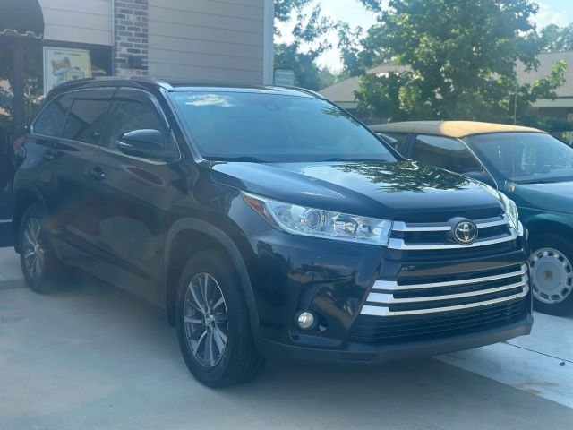 2017 Toyota Highlander - Image 2