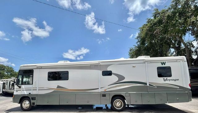 2005 Winnebago Voyage Series - Image 39