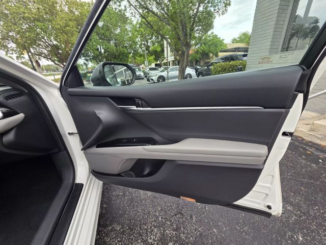 2018 Toyota Camry - Image 21