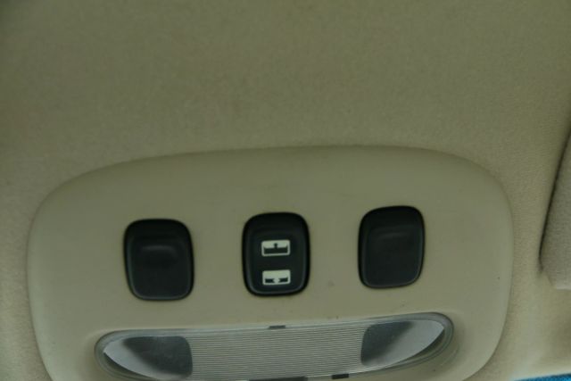 2006 Lincoln Town Car - Image 26