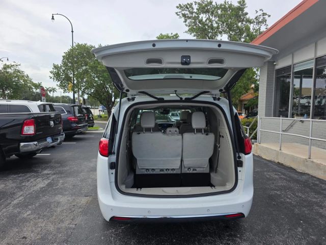 2017 Chrysler Pacifica - Image 9