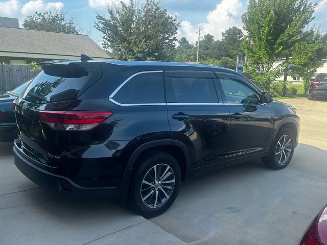 2017 Toyota Highlander - Image 3