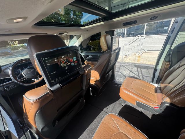 2018 Chrysler Pacifica - Image 11