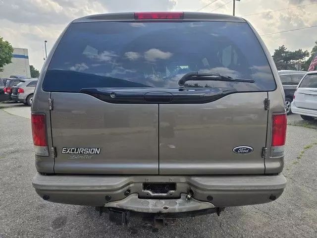 2005 Ford Excursion - Image 2