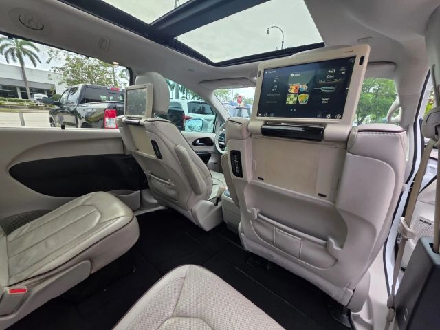 2017 Chrysler Pacifica - Image 19