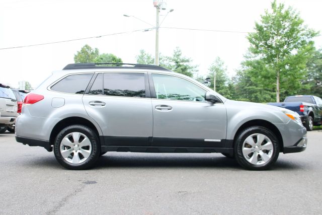 2011 Subaru Outback - Image 8