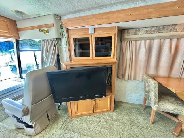 2005 Winnebago Voyage Series - Image 30