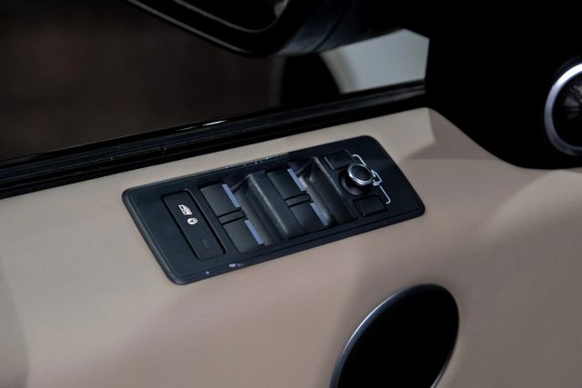 2016 Land Rover Range Rover Sport Se Sport Utility 4d - Image 38