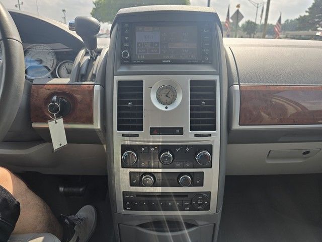 2008 Chrysler Town & Country - Image 10