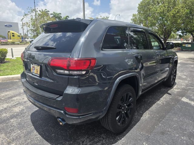 2017 Jeep Grand Cherokee - Image 4