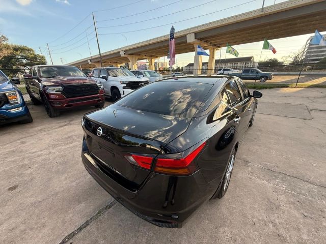 2022 Nissan Altima - Image 12