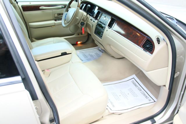 2006 Lincoln Town Car - Image 18