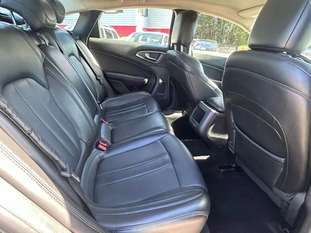 2017 Chrysler 200 - Image 6