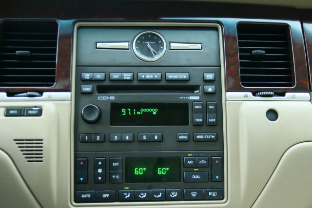 2006 Lincoln Town Car - Image 25