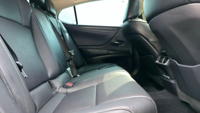 2019 Lexus Es - Image 17