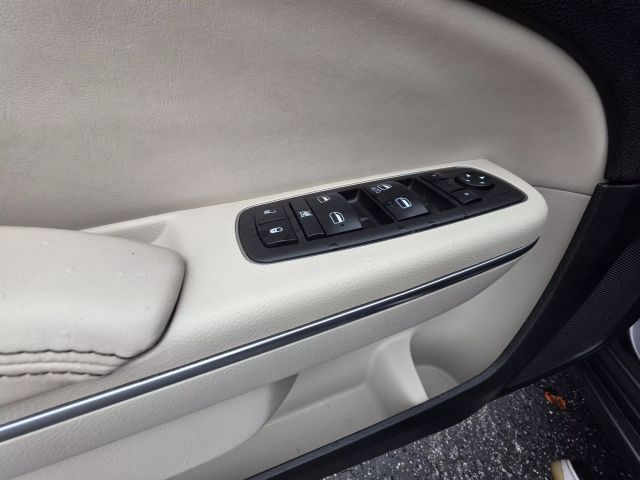2015 Chrysler 300 - Image 23