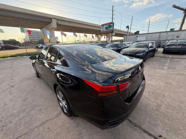 2022 Nissan Altima - Image 10