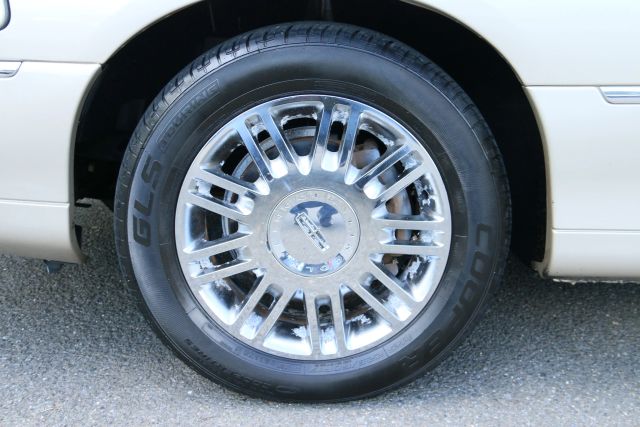 2006 Lincoln Town Car - Image 30