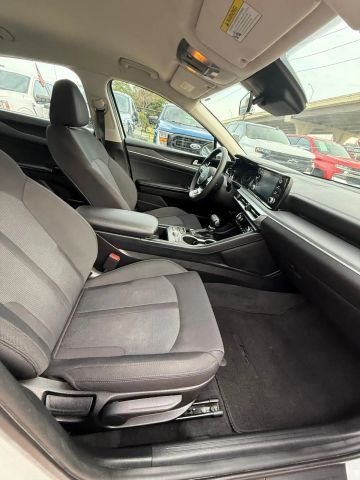 2023 Kia K5 - Image 14