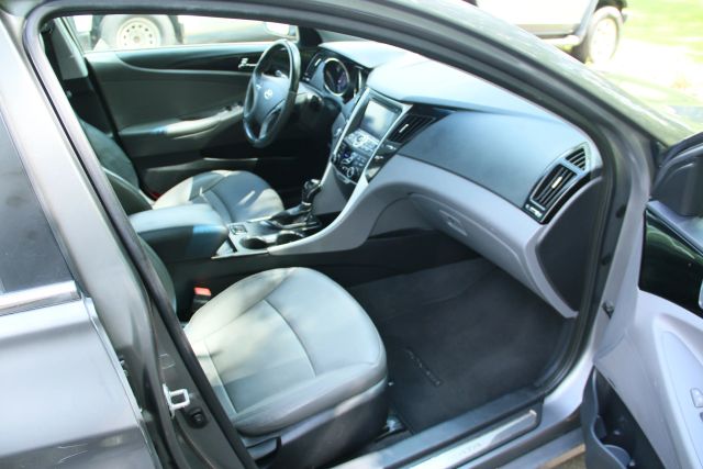2013 Hyundai Sonata - Image 29