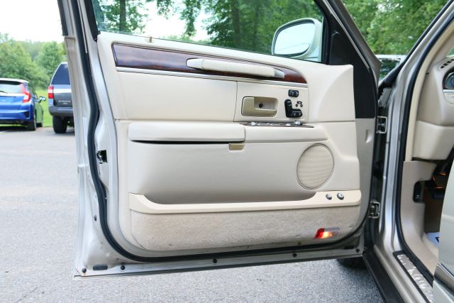 2006 Lincoln Town Car - Image 9